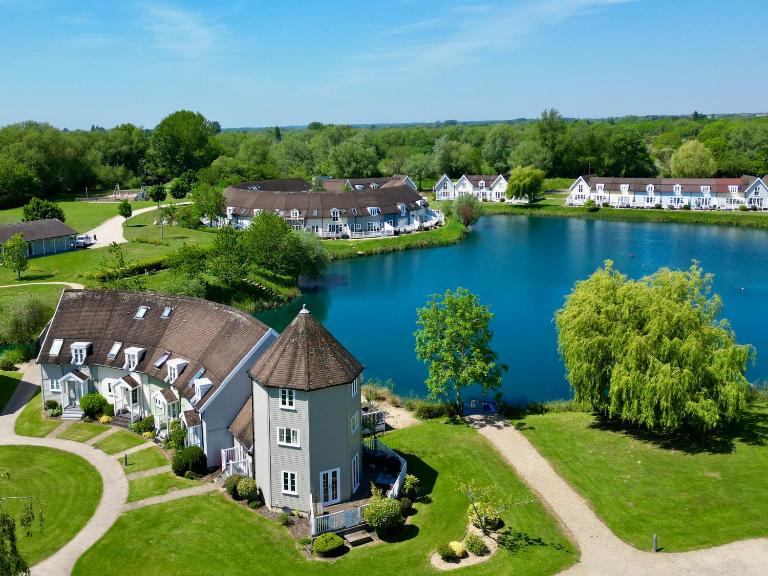 Pepperpot Lakeside Lodge on Isis & Windrush Lakes in the Cotswold Lakes - Bed and Breakfast South Cerney
