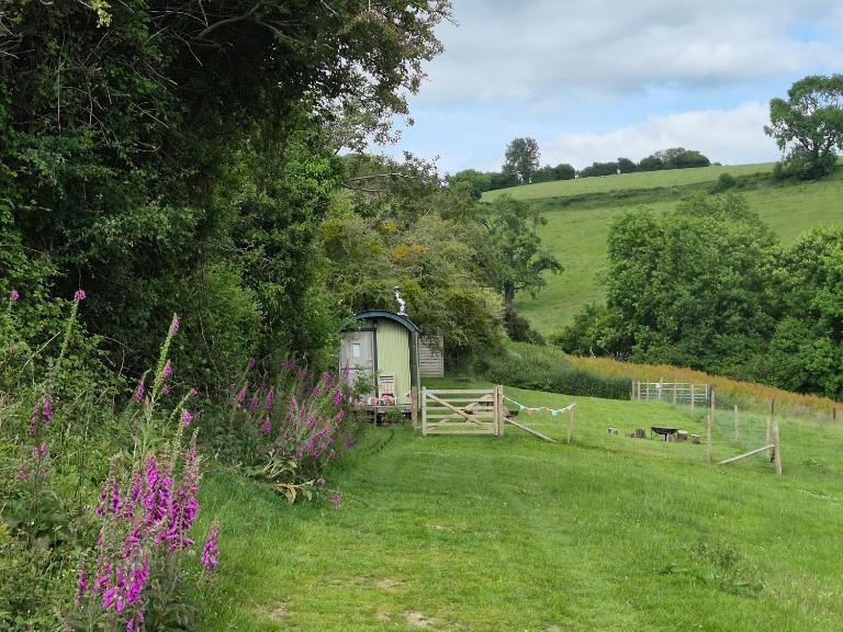 Usk Valley Shepherd's Hut - Bed and Breakfast Cwmbran