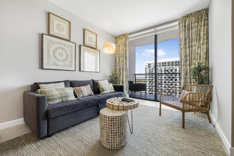 Modern Doral Condo w Free Parking - B&B Miami