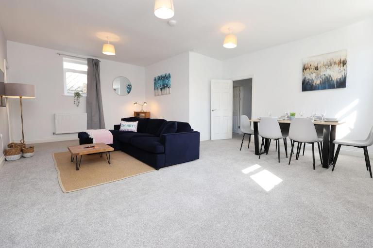 Modern 3 Bed - M4 ACCESS - Wi-Fi - B&B Skewen