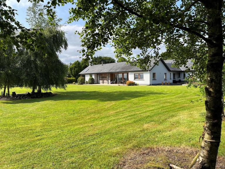 Ballycorrigan Lodge Luxury house for up to 12 guests - B&B Ballina