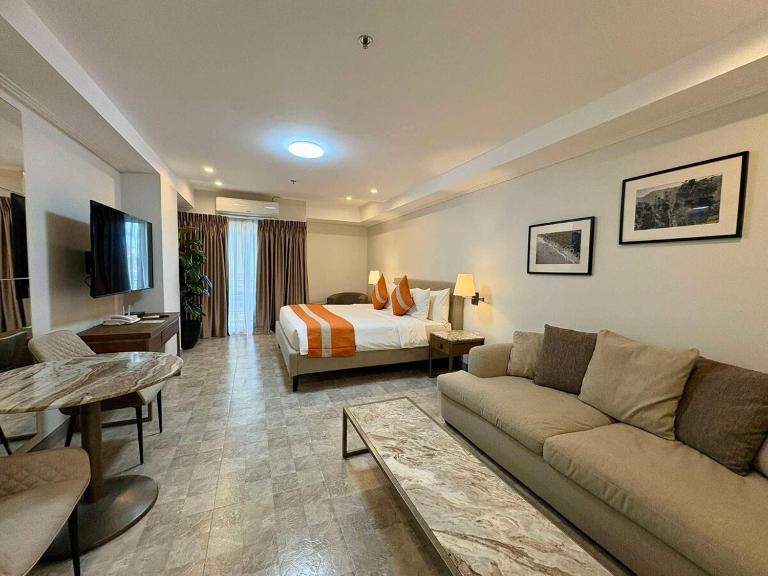 Sheryll Escapes - La Grande Phase 2, Grand Studio 708 on 7th floor with Balcony, Wifi & Netflix - Chambres d'hôtes Angeles City