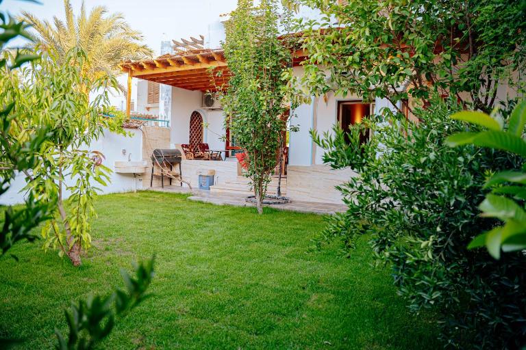Tranquil Villa in Fayoum Private Pool Garden Lake Access - Bed and Breakfast Kaḩk al Baḩrīyah