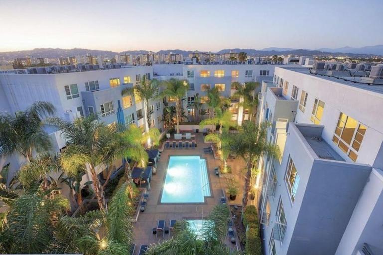 Stunning 2BD 2BTH Apt in Santa Monica! - B&B Los Angeles