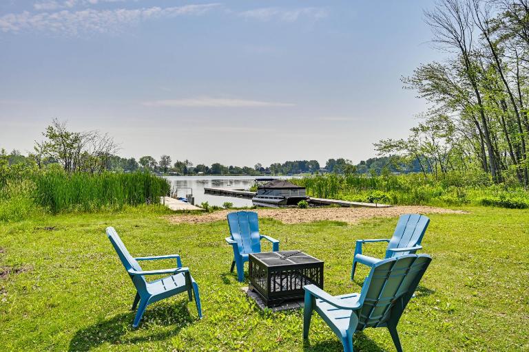 Deck, Dock & Hot Tub: Lakeside Retreat in Michigan - B&B Hartford