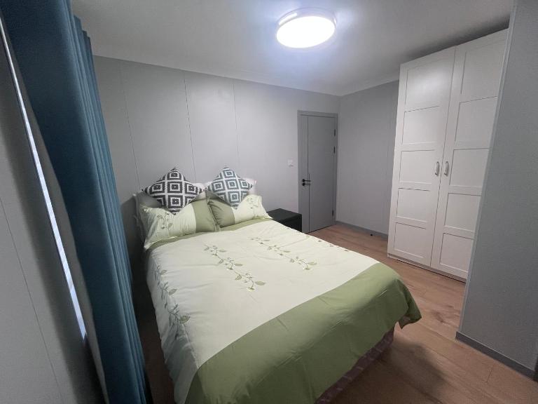 Modern Ensuite Double Bedroom in Dundrum - B&B Dublin