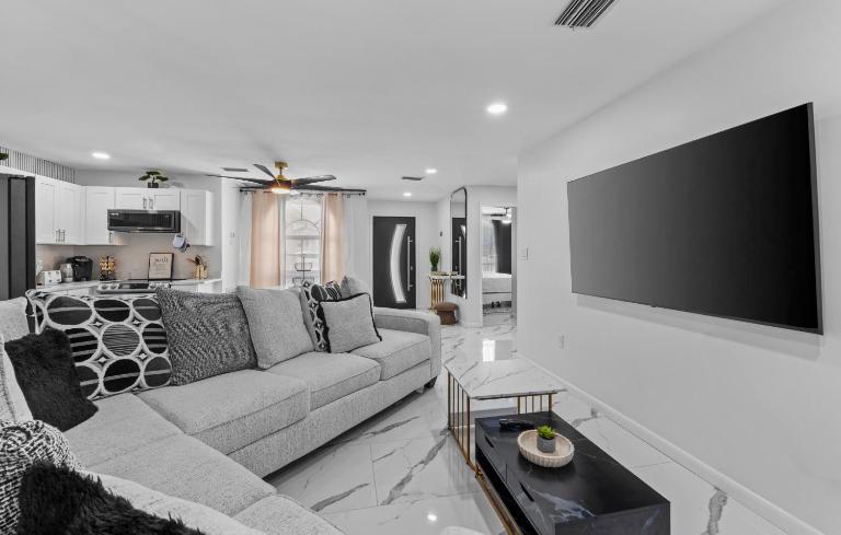 Luxury apartment 1 mile away from Raymond James stadium - Bed and Breakfast Tampa
