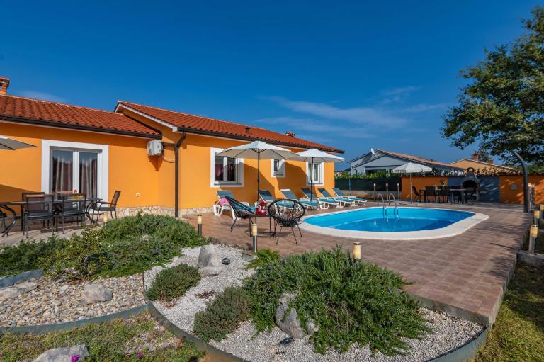 Villa Orange, a charming holiday home with a pool & fenced garden - B&B Raša