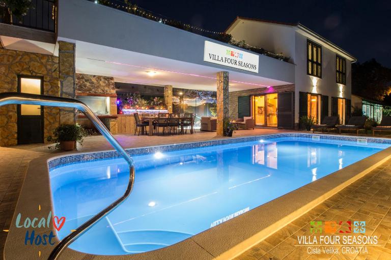 Villa Four Seasons, heated pool and 3 en-suite bathrooms - B&B Cista Velika