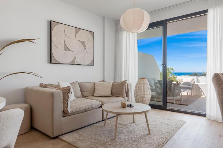 Estepona Beach Getaway 2BR Apartment - Bed and Breakfast Estepona