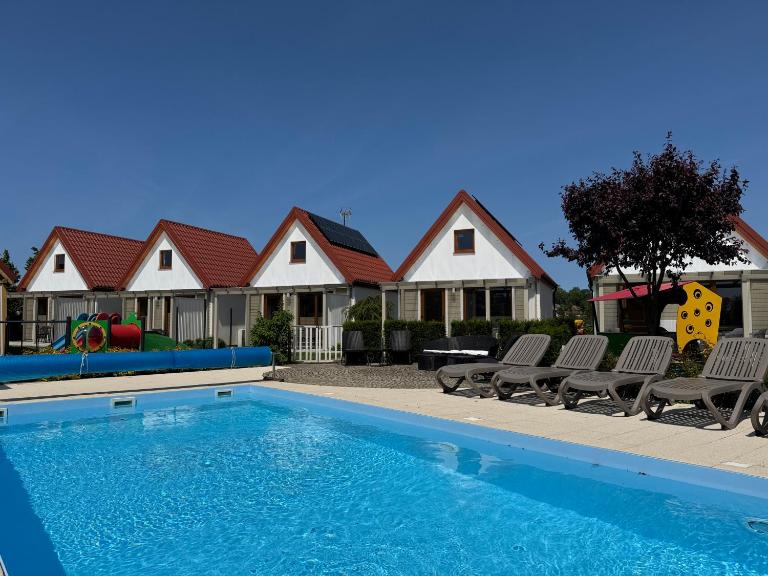 KORALIA Domki Standard z basenem - Chambres d'hôtes Sarbinowo