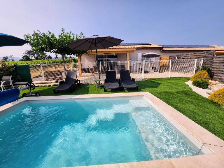 En Ardèche, maison de vacances L'Odalys climatisée avec sa piscine privée et chauffée - B&B Joyeuse