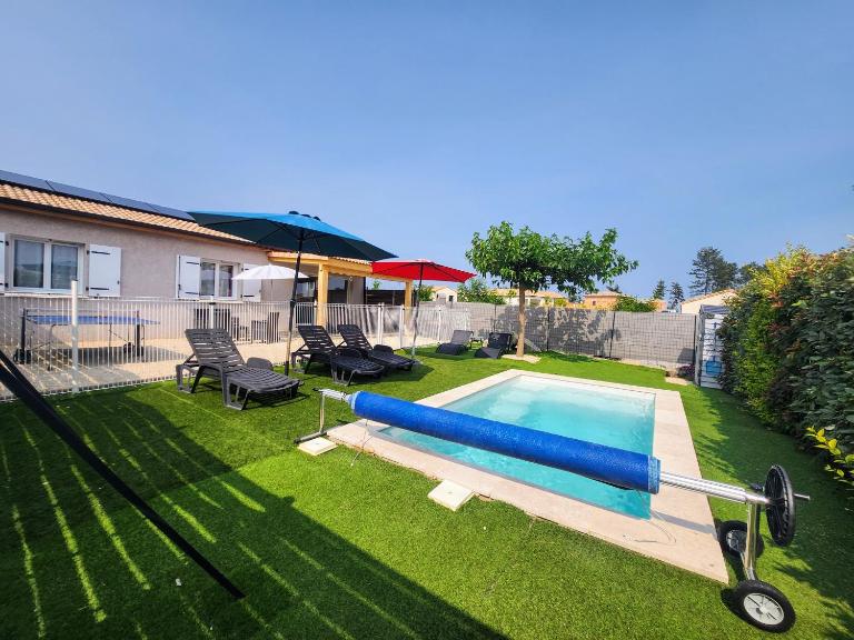 En Ardèche, maison de vacances l'Odyssée climatisée avec sa piscine privée et chauffée - B&B Joyeuse