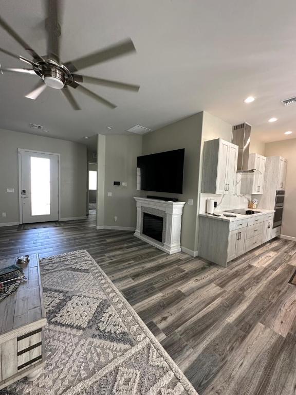 Beautiful New construction home - New Pool & Spa! - B&B Lake Havasu City