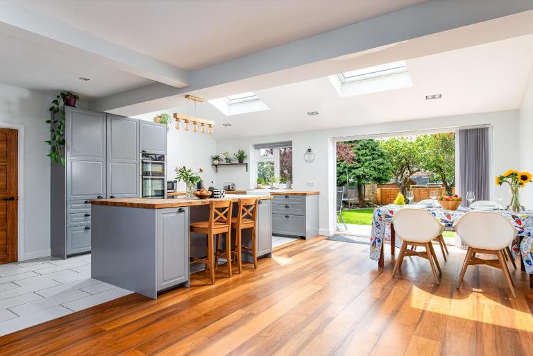 Spacious & Bright 3Bedroom Home-Sleeps7-Parking - Chambres d'hôtes Bristol