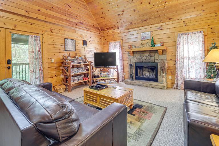 Smokies Cabin on Douglas Lake w/ Resort Pool - B&B Sevierville