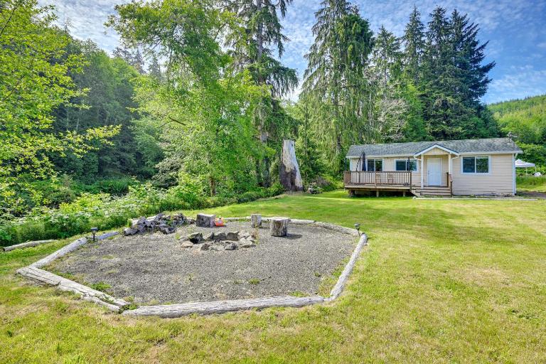 Walk to Beach: Creek-Front Sekiu Home w/ Fire Pit! - Bed and Breakfast Neah Bay