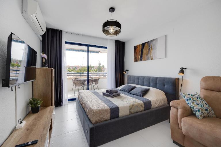 Sunny Apartment with Pool, 200m from the Sea - B&B Torrevieja