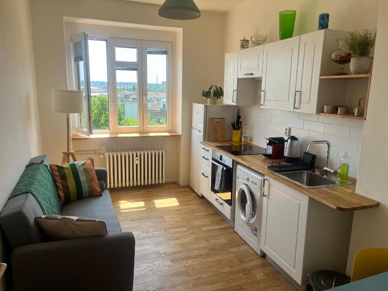 Stylový a slunný byt s uměleckým nádechem v blízkosti centra - B&B Praga