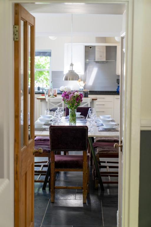 Stunning 4 bedroom house in Wadebridge, Cornwall - 2 living rooms and superking beds - B&B Wadebridge