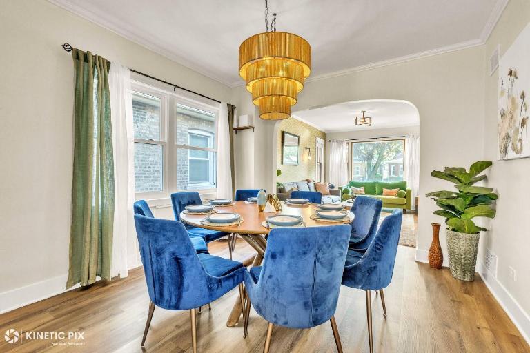 Sleeps 10 + Coffee bar + Game Room + Train to CHGO - Ferienwohnung Brookfield