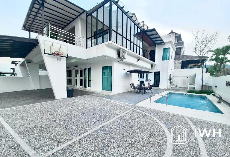 Ipoh Lahat Mines Private Pool Lake Villa by IWH Suites - B&B Lahat