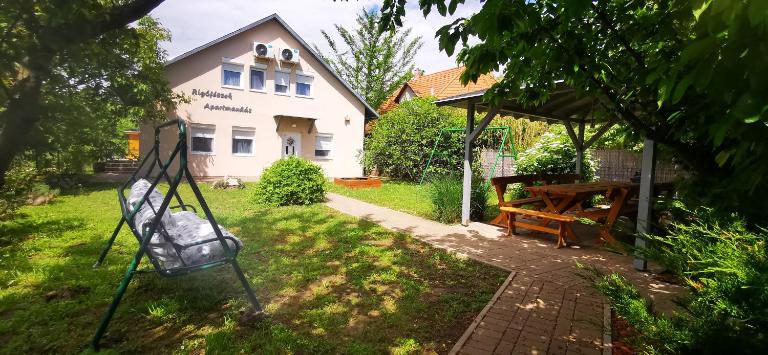 Rigófészek Apartmanház - Ferienwohnung Gárdony