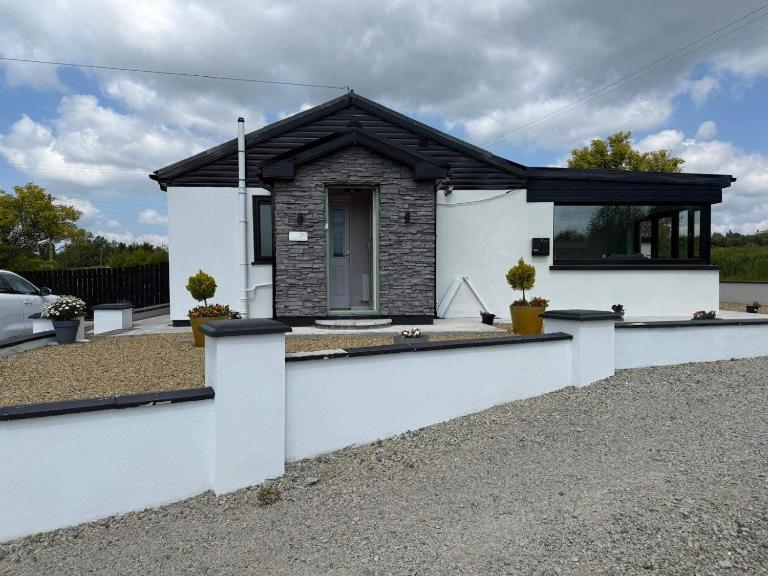 Cherry Chirp Cottage in County Fermanagha - B&B Garrison