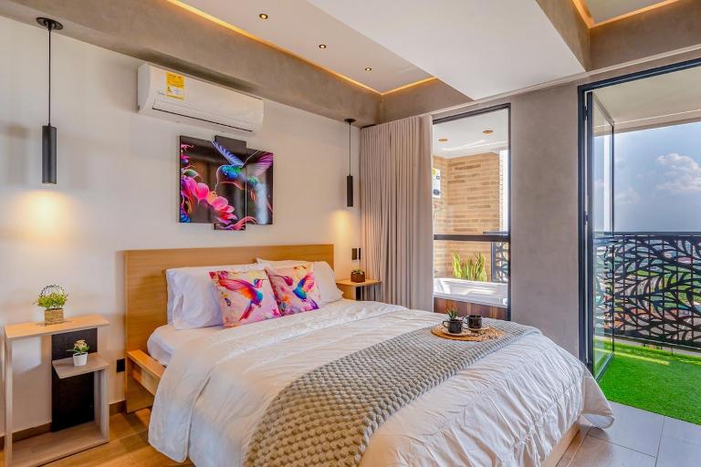 H405 Industrial Luxury Private Jacuzzi Views - Bed and Breakfast Cali