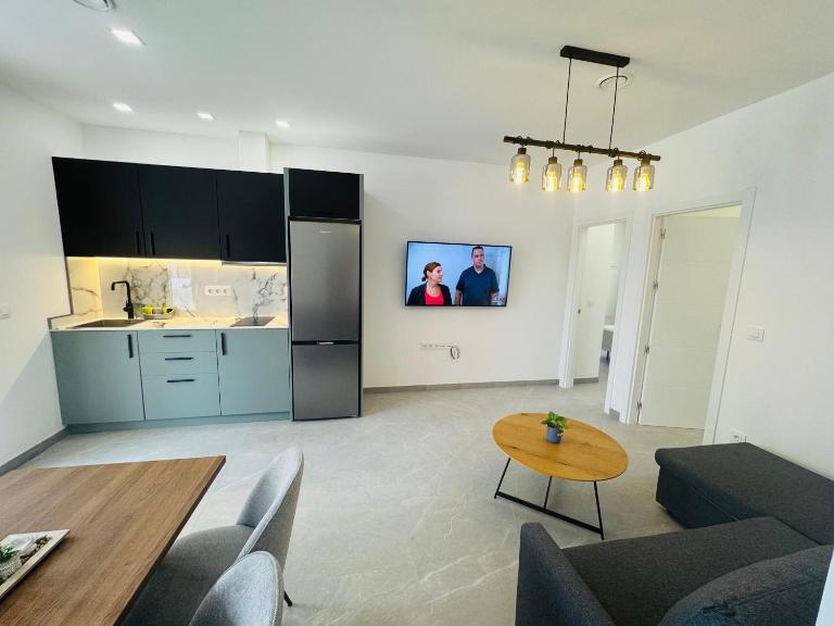 Calpe apartamento LuXurY nuevo playa centrico parking wifi aire piscina patio - B&B Calpe