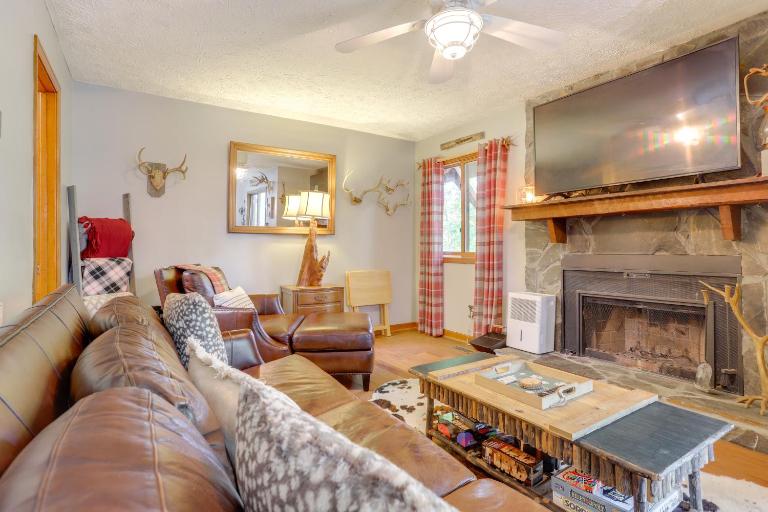 1/2 Mi to Marina: Lake Arrowhead Condo! - B&B Waleska