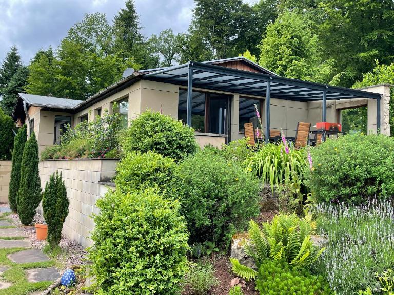 Ferienhaus Eifelgruß, in schöner Waldrandlage und tollem Naturgarten - Bed and Breakfast Oberbettingen