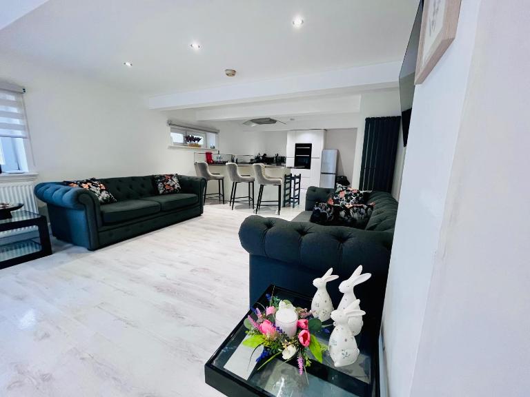 Unique Modern Studio Apartment - B&B Motherwell