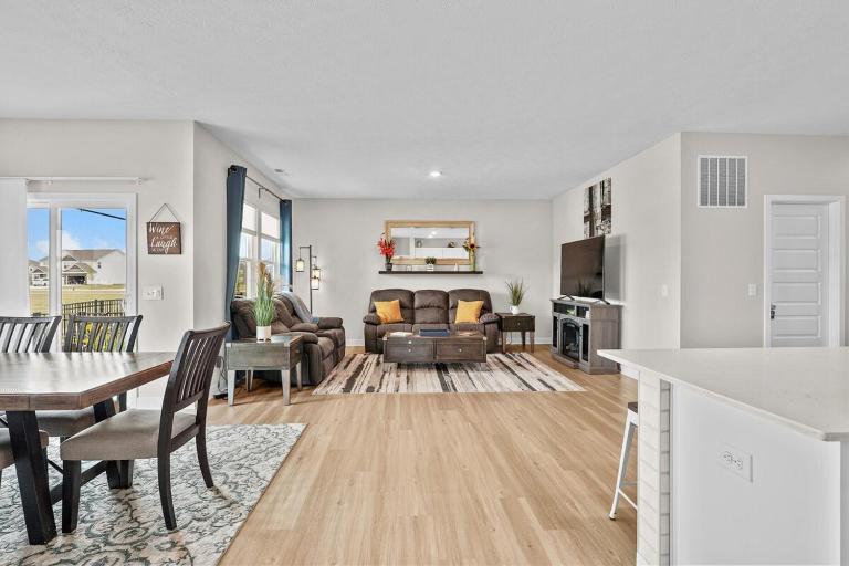 Modern, newer home, King bed, near Indianapolis - B&B Pendleton