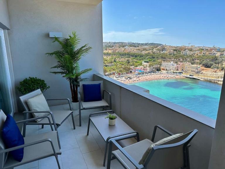 Paceville Sandy Beach with Jacuzzi & Free Parking - B&B St. Julian's