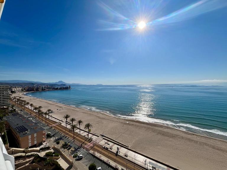 Puerto Blanco primera línea de Playa Muchavista - B&B Alicante