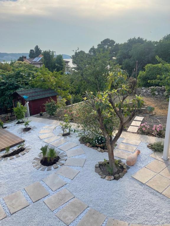 Apartmaji Garden - B&B Isola d'Istria