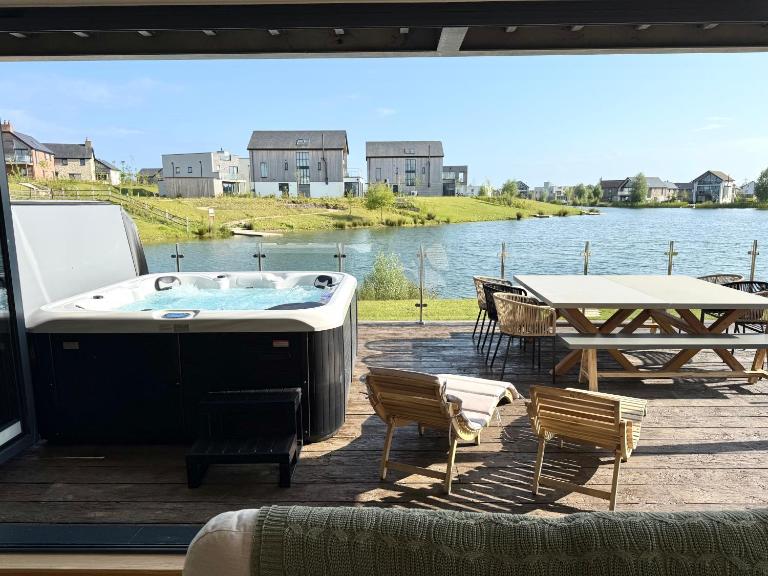 Still Waters - Luxury Lakeside Retreat with Hot Tub - B&B Warmwell