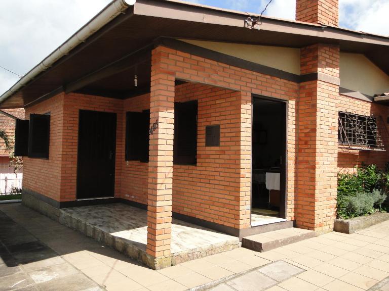 CASA COMPLETA CENTRAL, 4 Qtos, Wi-Fi, 130m quadrados, 4 Camas Casal, Churrasqueira Interna, Quintal com Área Verde e Pomar, Varanda, 2 Banheiros, 9 Pessoas, Área Frontal, Garagem Coberta, Estacion Interno 2 Carros, Fogão a Lenha - B&B Cambará do Sul