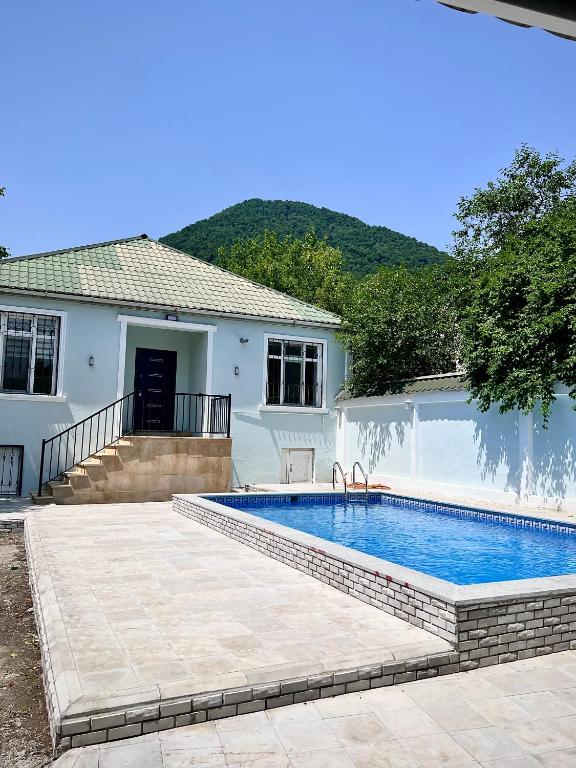 Central House with Heated Family Friendly Pool and Mountain View - B&B Gabala