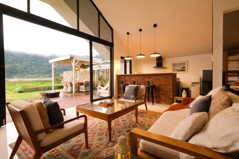 Gatsby on Buyan - B&B Bedegul