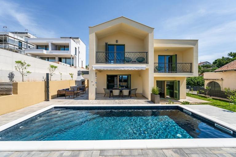 Villa Franka - holiday home with a private pool - B&B Sv. Filipi i Jakov
