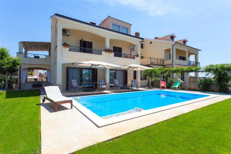 Premium Central Apartments - with Pool - Bed and Breakfast Vrsar