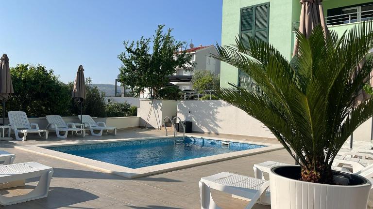 Villa Amaris - Apartments with sea view & heated swimming pool at Čiovo - B&B Traù