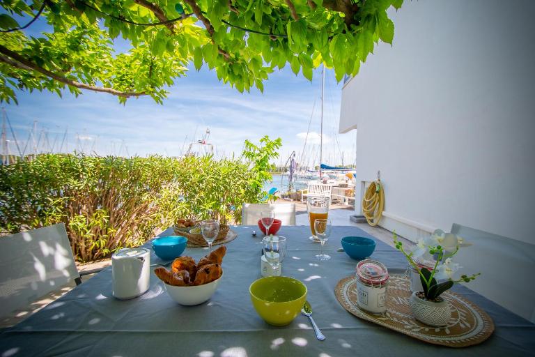 Évasion Marine Vue Mer Grande Terrasse & Ponton Privés - Chambres d'hôtes Le Grau-du-Roi