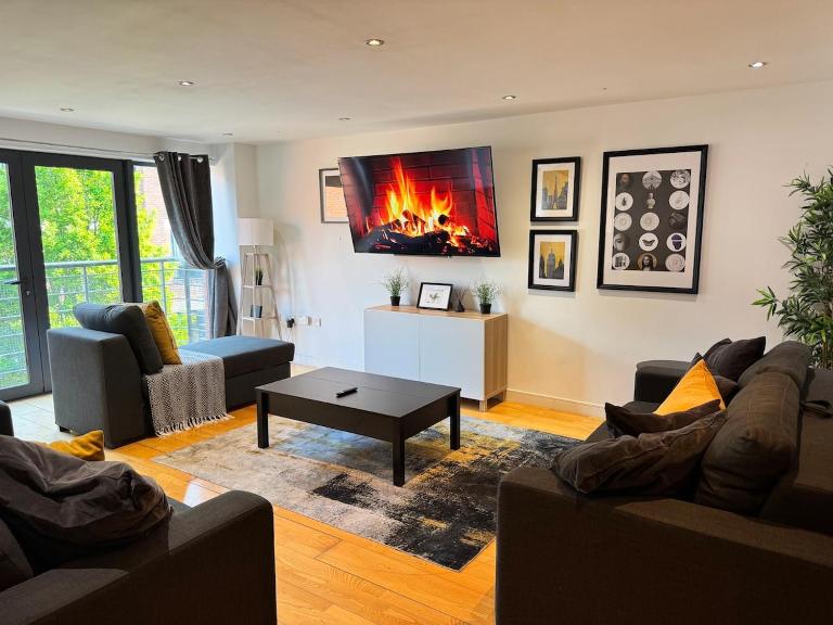 Balcony Free Parking Huge TV City Centre Apt - Ferienwohnung Liverpool