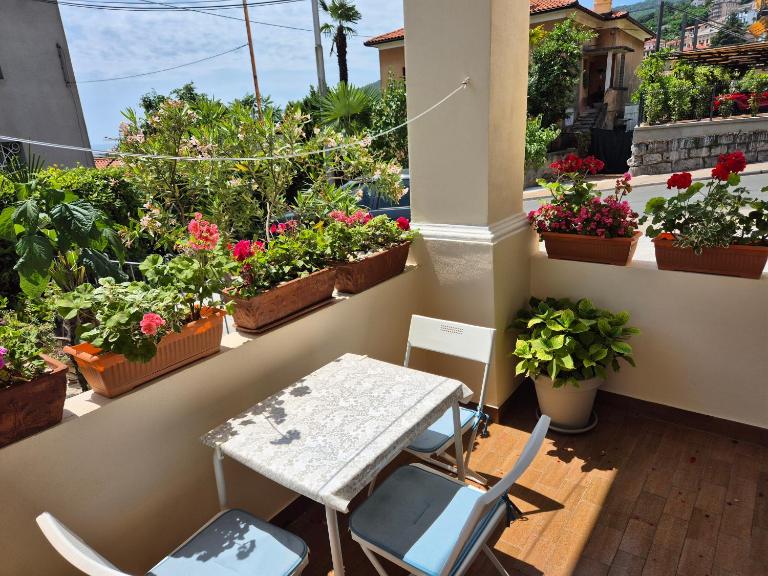 Apartment Tina (near the sea, Opatija center, free private parking) - Chambres d'hôtes Opatija