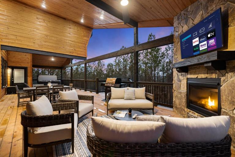 Hidden Cabin Among Pines with Hot Tub & Fire Pit - B&B Broken Bow
