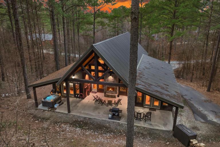 NEW Prime Cabin Chateau Hot Tub-Firepit-Sleeps 6 - B&B Broken Bow