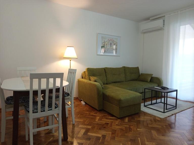 ParkSide Apartman - Chambres d'hôtes Aranđelovac